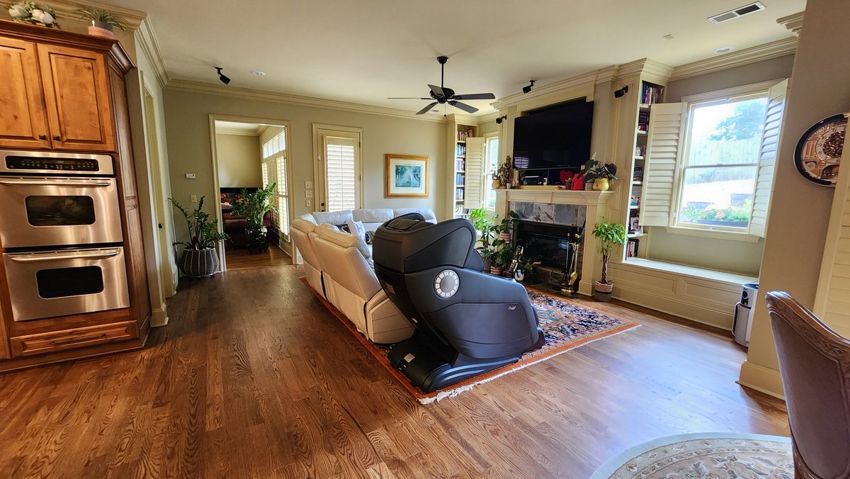 FlightMikeX's tweet image. “New throne unlocked 👑💆‍♂️
This Osaki beast isn’t just a massage chair—it’s my personal command center for relaxation. Zero gravity mode, full body massage, Netflix up on the big screen… yeah, I may never leave this spot again.

#MassageLife #HomeVibes #FlightMikeX