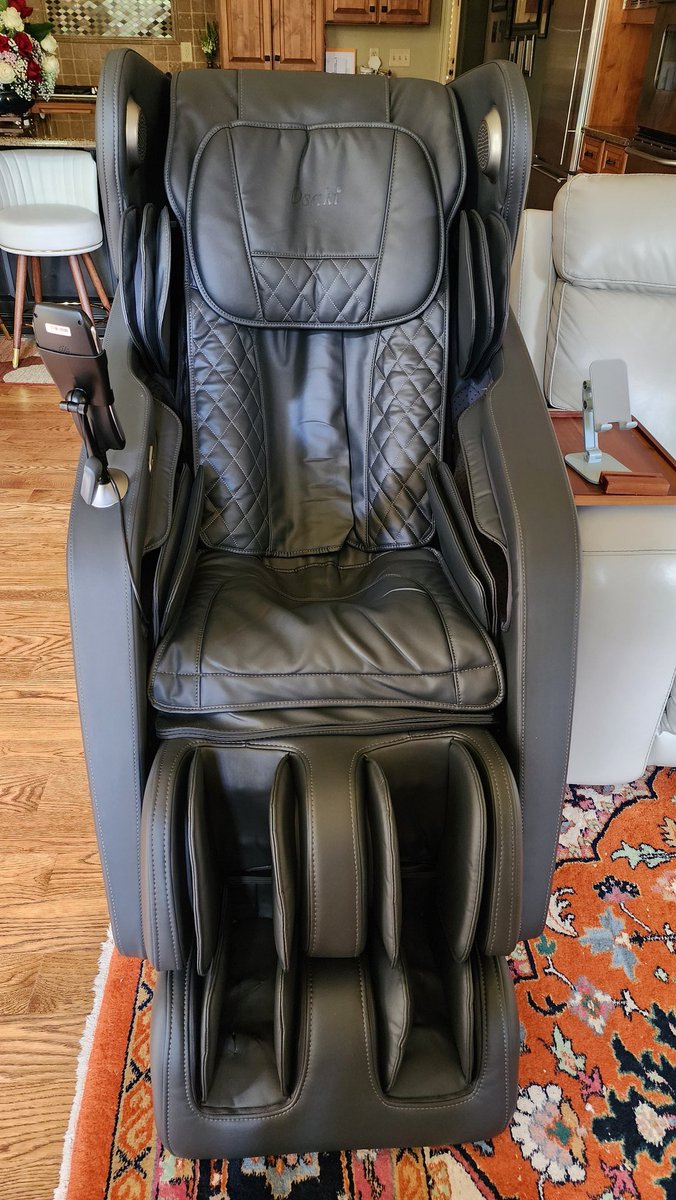 FlightMikeX's tweet image. “New throne unlocked 👑💆‍♂️
This Osaki beast isn’t just a massage chair—it’s my personal command center for relaxation. Zero gravity mode, full body massage, Netflix up on the big screen… yeah, I may never leave this spot again.

#MassageLife #HomeVibes #FlightMikeX