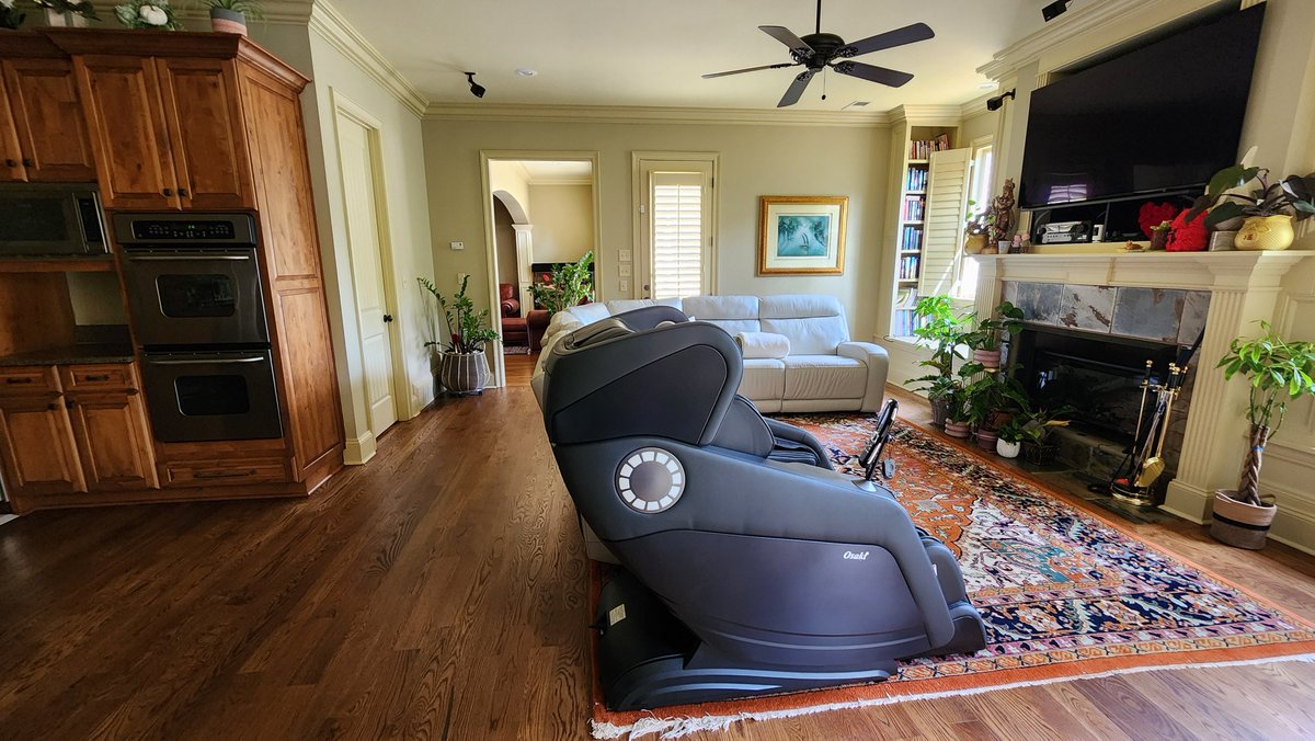 FlightMikeX's tweet image. “New throne unlocked 👑💆‍♂️
This Osaki beast isn’t just a massage chair—it’s my personal command center for relaxation. Zero gravity mode, full body massage, Netflix up on the big screen… yeah, I may never leave this spot again.

#MassageLife #HomeVibes #FlightMikeX