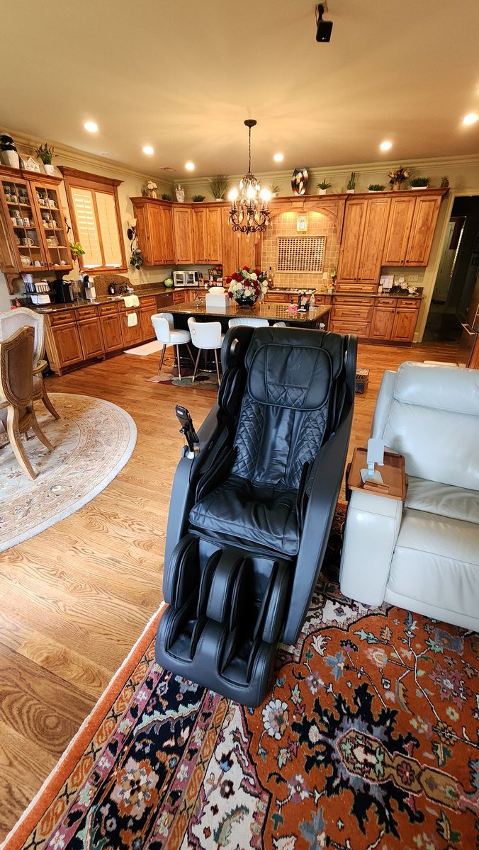 FlightMikeX's tweet image. “New throne unlocked 👑💆‍♂️
This Osaki beast isn’t just a massage chair—it’s my personal command center for relaxation. Zero gravity mode, full body massage, Netflix up on the big screen… yeah, I may never leave this spot again.

#MassageLife #HomeVibes #FlightMikeX
