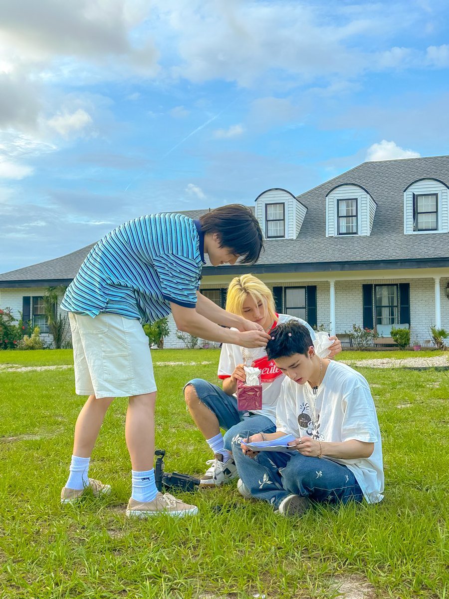 🥟: should I send you a heartwarming photo

AND IT'S A PICTURE OF FELIX WIPPING HYUNJIN'S SWEAT TAKING CARE OF HIM AND JEONGIN PUT FLOWERS ON HYUNJIN'S HAIR😭😭😭