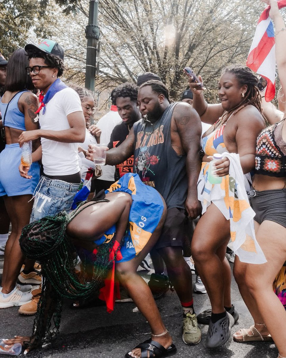 thirdmann3's tweet image. ترجیح بنده ی حقیر این بود که یه سیاه پوست مفلوک بودم و  تو منطقه برانکس نیویورک لای اینا سوت میزدم..

اما خب تقدیر این نبود!