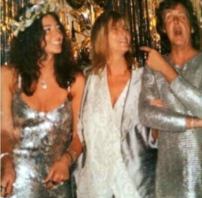 carlosgvizcaino's tweet image. Mary, Linda y Paul McCartney en la fiesta de los 25 años de Mary.
Paul en vestido.