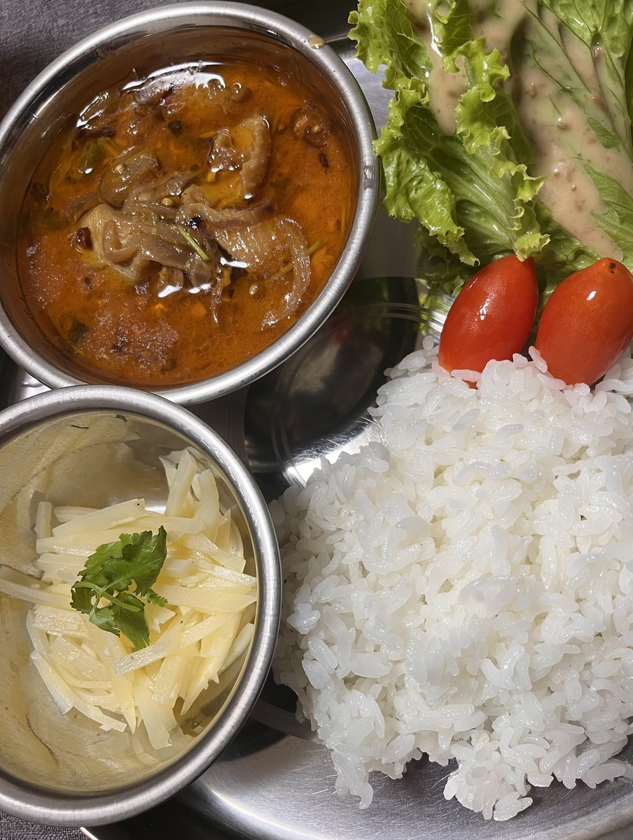 masacinq's tweet photo. 南インド🇮🇳マンガロールのチキンカレーKori Gassiを下敷きに 甲斐大泉の中村農場で仕入れた鶏皮をカリッと揚げ 鶏ももと共に煮込んだアレンジレシピ🍛
ココナッツとスパイスが溶け合い米に染みると止まらない
副菜はジャガの千切りピクルス🥒
#南インドカレー #KoriGassi #鶏皮カレー #currylover https://t.co/kVGLOkZfg8