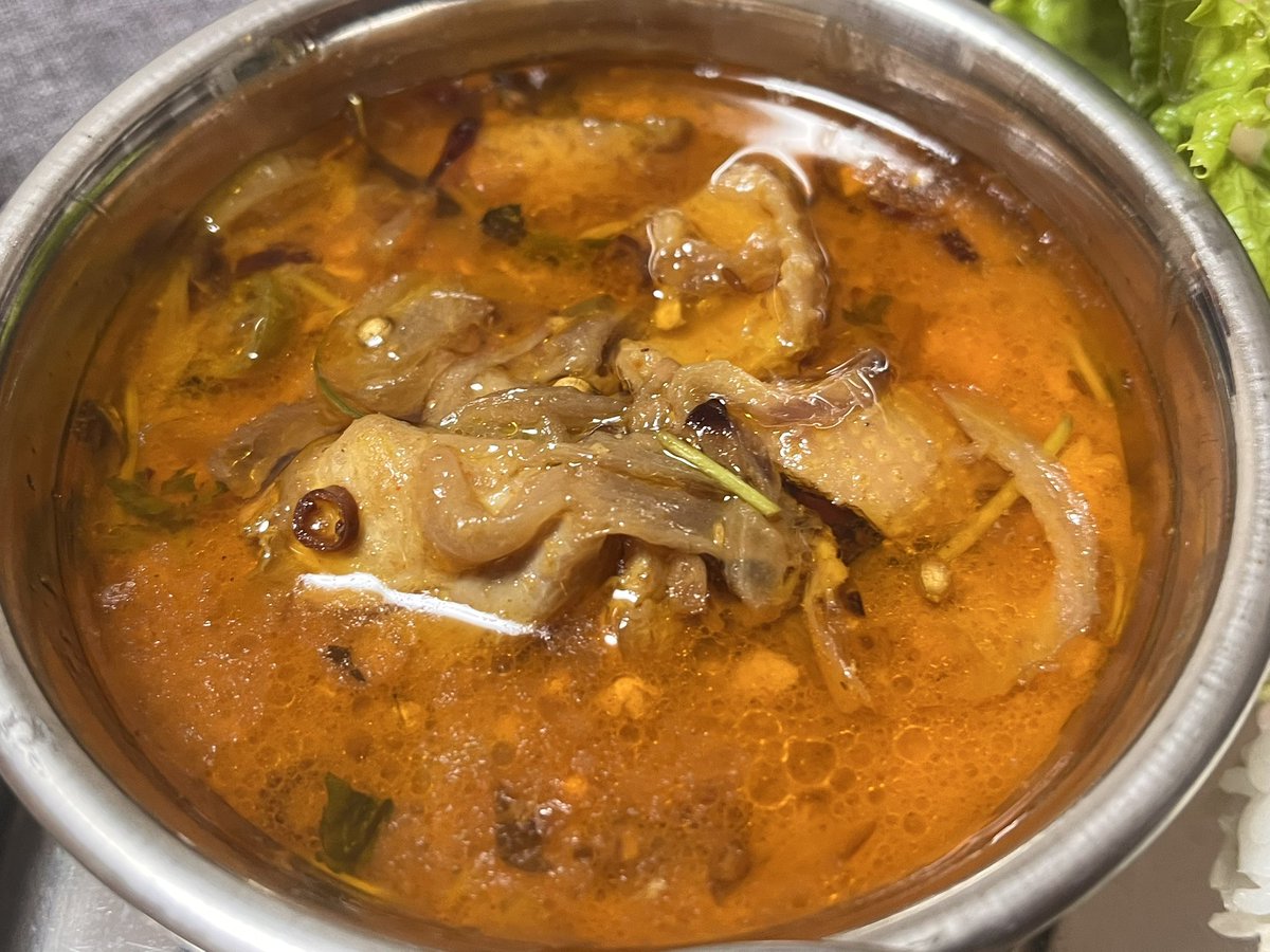 masacinq's tweet photo. 南インド🇮🇳マンガロールのチキンカレーKori Gassiを下敷きに 甲斐大泉の中村農場で仕入れた鶏皮をカリッと揚げ 鶏ももと共に煮込んだアレンジレシピ🍛
ココナッツとスパイスが溶け合い米に染みると止まらない
副菜はジャガの千切りピクルス🥒
#南インドカレー #KoriGassi #鶏皮カレー #currylover https://t.co/kVGLOkZfg8