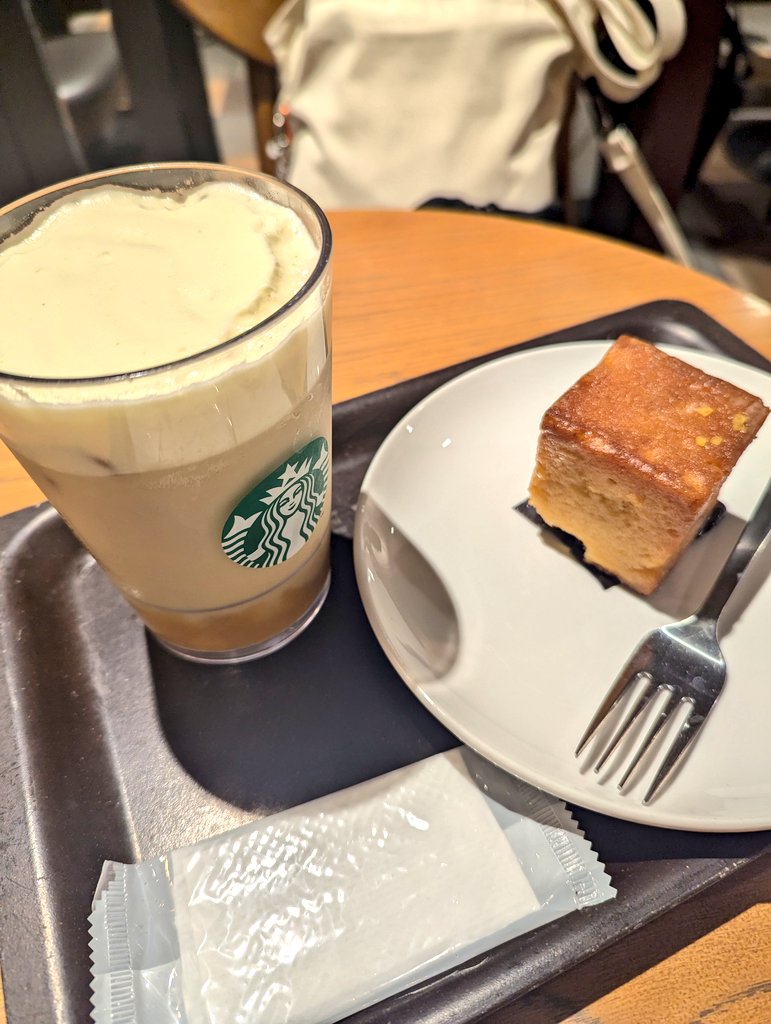 ほうじ茶香る焼き芋ムースティーラテ、レモンキューブケーキ