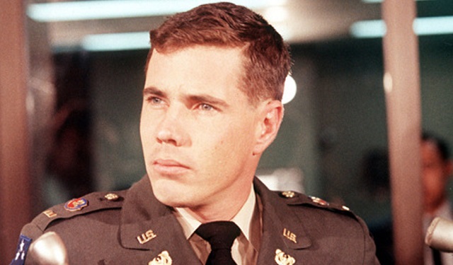 El 16 de marzo de 1968, mientras muchos soldados estadounidenses dormían, Hugh Thompson Jr. y su equipo de helicóptero sobrevolaban una zona de Vietnam. Descubrieron que sus propios compatriotas estaban masacrando a cientos de civiles y decidieron actuar. Tira del hilo 🧵👇🏽👇🏽👇🏽