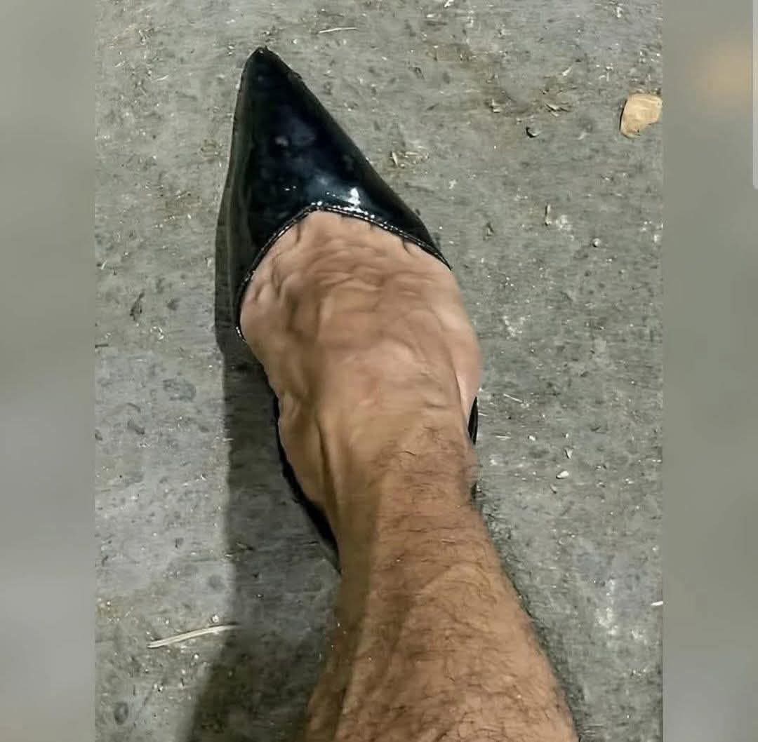 من يطلعون الخطار وتطلع وراهم ومتلگه شي تلبسه