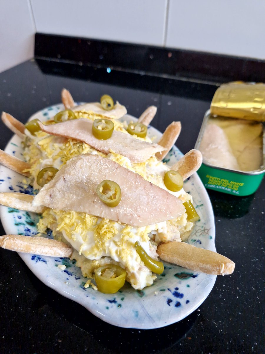 Se nos ha metido el viento sur y apetecía ensaladilla, hoy con bonito laminado de Carlanmar y piparras encurtidas.