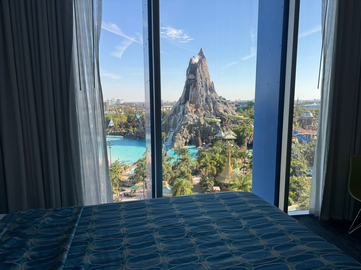 FlightMikeX's tweet image. Woke up with Volcano Bay in my backyard.
Staying at Universal’s Cabana Bay Beach Resort feels like stepping straight into retro paradise. Poolside vibes, lazy river chills, and slides that launch you straight into adventure.

#UniversalOrlando #CabanaBay #VolcanoBay #FlightMikeX