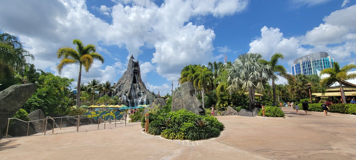 FlightMikeX's tweet image. Woke up with Volcano Bay in my backyard.
Staying at Universal’s Cabana Bay Beach Resort feels like stepping straight into retro paradise. Poolside vibes, lazy river chills, and slides that launch you straight into adventure.

#UniversalOrlando #CabanaBay #VolcanoBay #FlightMikeX