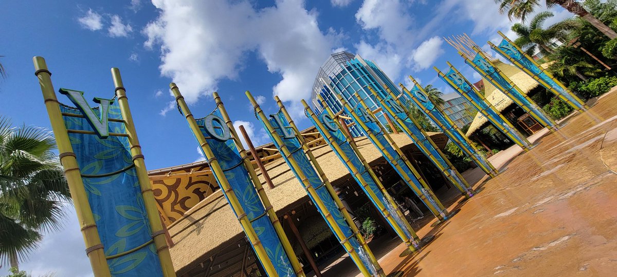 FlightMikeX's tweet image. Woke up with Volcano Bay in my backyard.
Staying at Universal’s Cabana Bay Beach Resort feels like stepping straight into retro paradise. Poolside vibes, lazy river chills, and slides that launch you straight into adventure.

#UniversalOrlando #CabanaBay #VolcanoBay #FlightMikeX