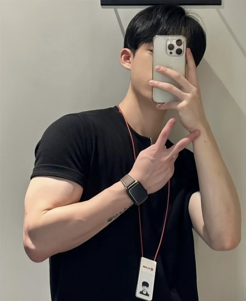 實習gogo!
OOTD！
好險這衣服不會讓🥛頭凸凸的