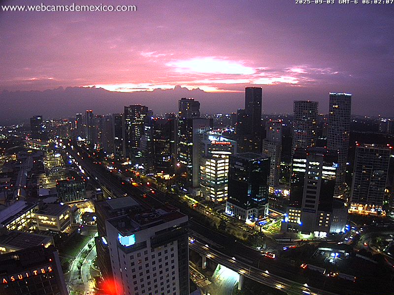 "Pero cuando despierto el cielo es rojo, me faltas tú..." Perfecta para esta imagen y para septiembre patrio ¿Reconoces la frase? ¡Buenos días!

Ciudad de México #CDMX, vista Santa Fe. Temperatura actual: 13º C. 
Para ver en tiempo real:      
webcamsdemexico.com/webcam/santa-f…