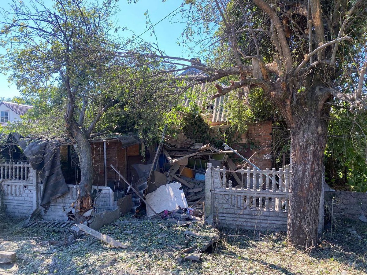 Nikopolgram's tweet image. In Nikopol, the russians killed a person. As a result of the artillery shelling, a man was killed.
⸻
À Nikopol, les russes ont tué une personne. À la suite du bombardement d’artillerie, un homme a été tué.