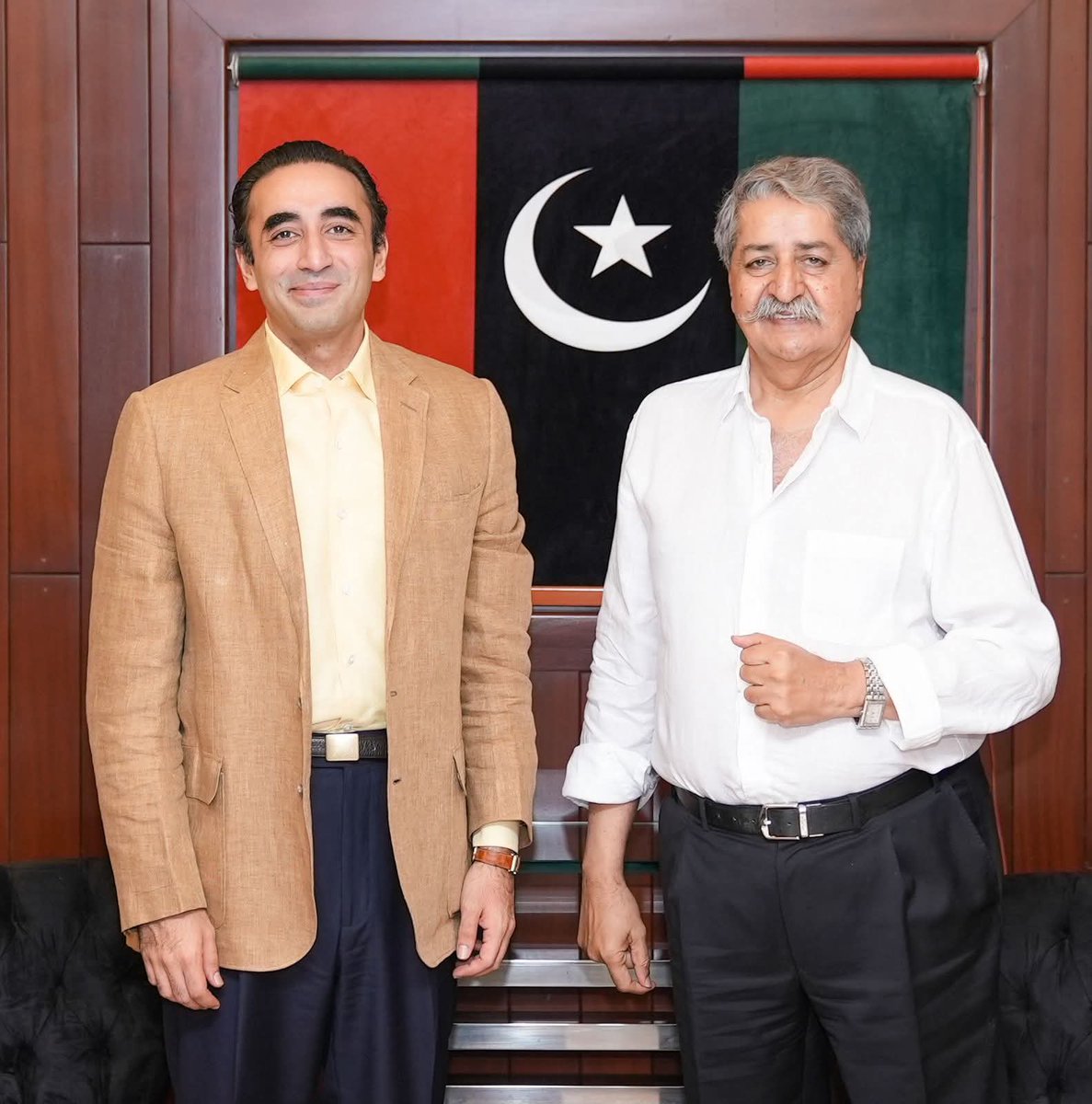 Etezaz_here's tweet photo. کراچی: پاکستان پیپلزپارٹی کے چیئرمین بلاول بھٹو زرداری سے رکن قومی اسمبلی سید نوید قمر نے بلاول ہاؤس میں ملاقات کی اور اپنے حلقہ انتخاب میں سیلابی ریلے سے پیدا ہونے والے مسائل اور ان کے حل سے متعلق بریفنگ دی۔
#ppp #pppwest #pppdigital https://t.co/PfX8G1fxeS