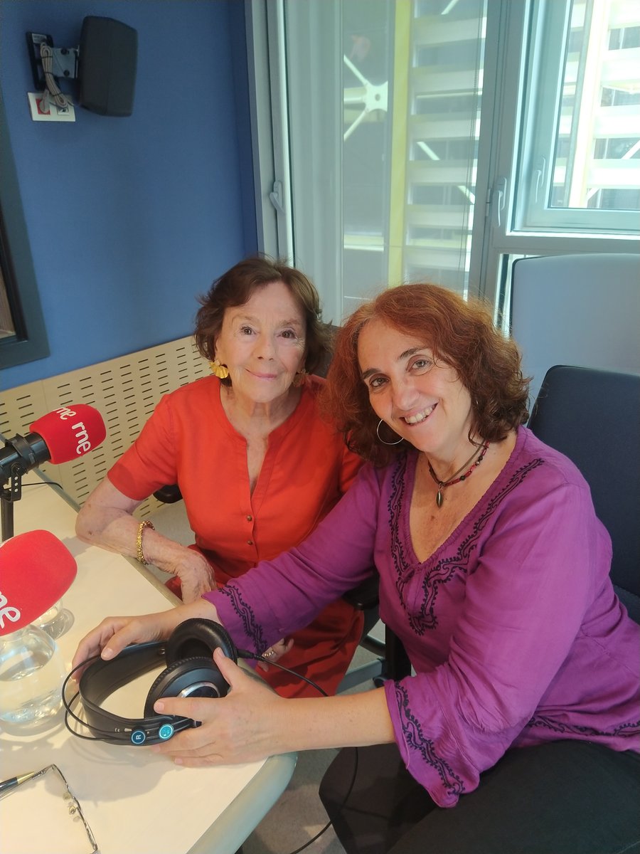 Miércoles 4 de junio.
El tráfico de Barcelona me retrasa, ya son las 11:00 cuando dejo el coche en un parking del Raval y corro al hotel donde nos espera el taxi enviado desde Radio 3 <a href="/radio3_rne/">Radio 3</a>: entrevista en el programa Mediterráneo con la gran Pilar Sampietro <a href="/PilarSampColom/">Pilar SampietroColom</a>.