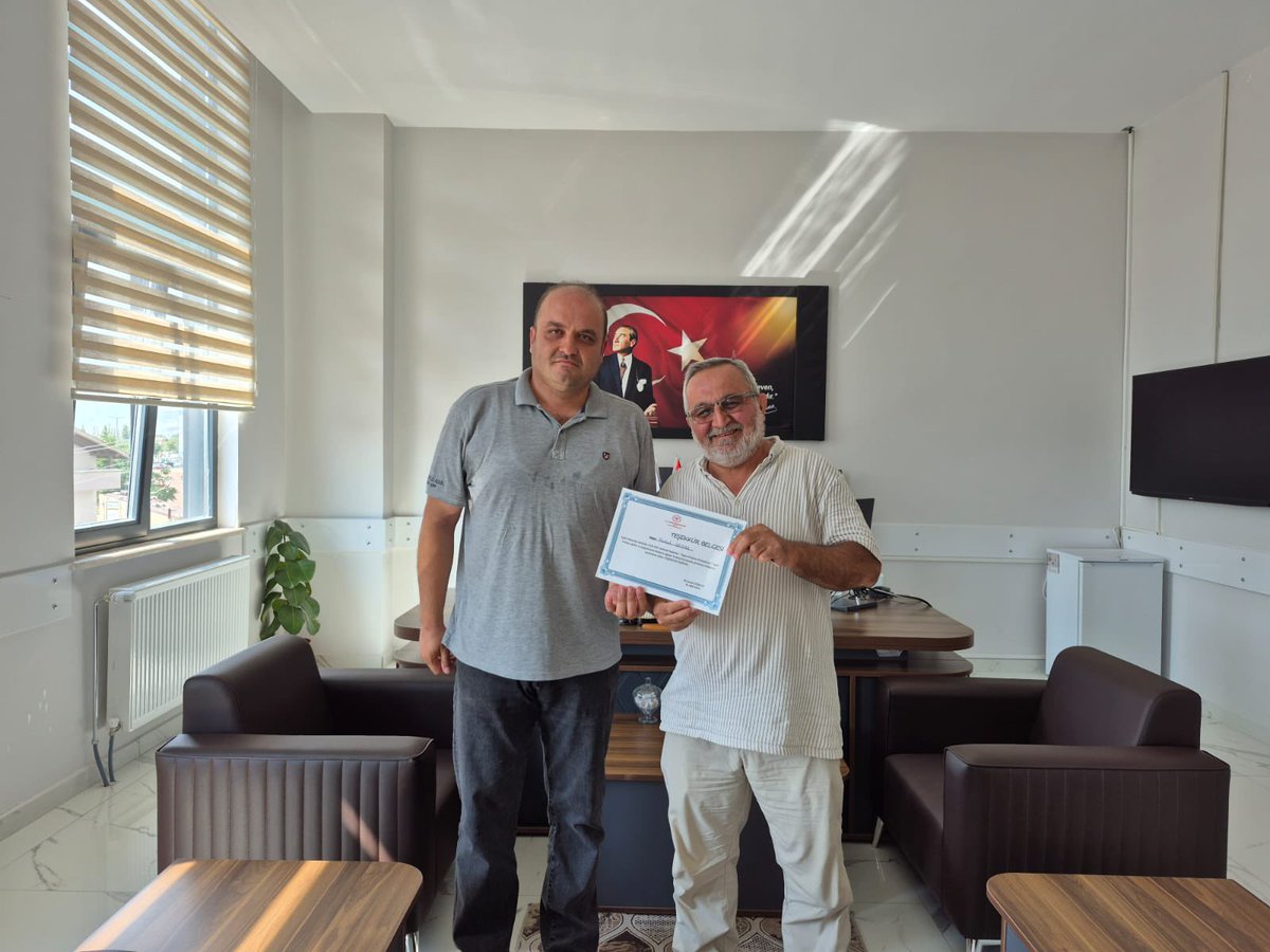 Si**rayı bırakan kurumumuz personeli Filiz GÖRGÜN ve vatandaşımız Ferhat SOYDAŞ’a İlçe Sağlık Müdürümüz Sayın Dr. İsmail COŞKUN tarafından teşekkür belgeleri verildi.

<a href="/nigdeilsaglik/">Niğde İl Sağlık</a> 
@drismailcoskun 

#koruyangeliştirensağlık 
#halksağlığıhaftası 
#dumansıztürkiye