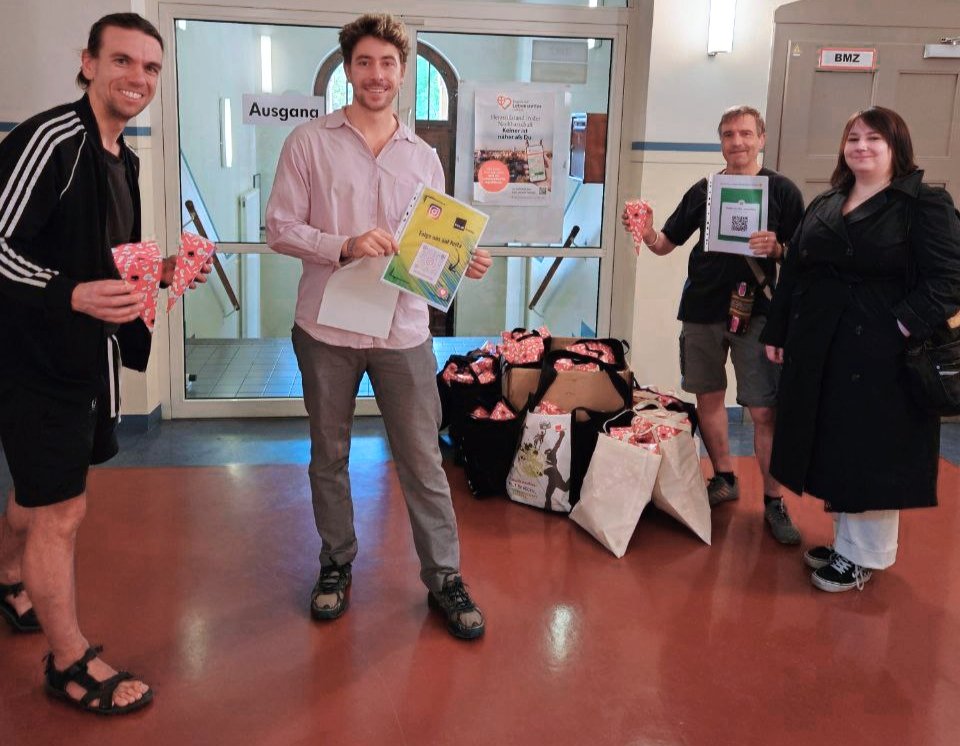 #Verdi-Schultüten an Hunderte neue Azubis am #ukl (#UniklinkumLeipzig) verteilt. Sehr gut, wenn die neuen Azubis direkt die #Gewerkschaft kennenlernen ✊