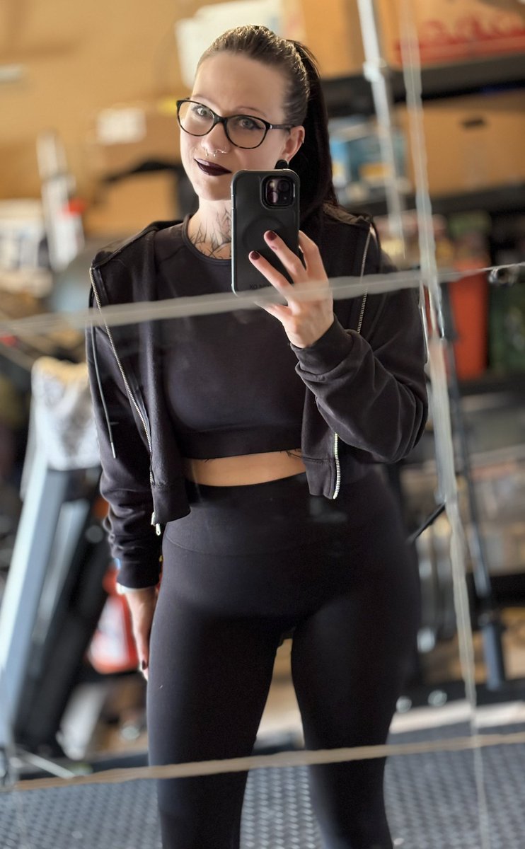 yolpara's tweet photo. Got new mirrors in our garage gym!! I posted this on my Instagram but forgot here 🤦🏻‍♀️
It’s so nice though to have these mirrors, not just for the selfies but to see my form!! 💪🏻 https://t.co/CvdZ8Twkbe