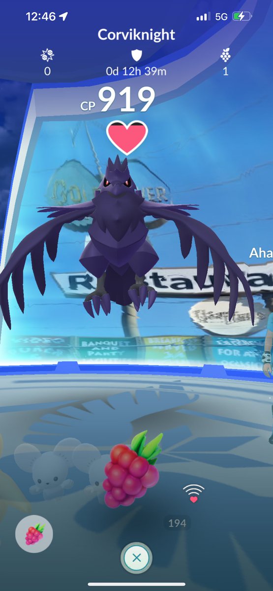 JohnnyVersetti1's tweet photo. Maybe I’m the first to notice this, but you can’t see trainer names of Corvinight in gyms when trying to feed them. #PokemonGo #Glitch #Visualglitch https://t.co/NyztE52BtK
