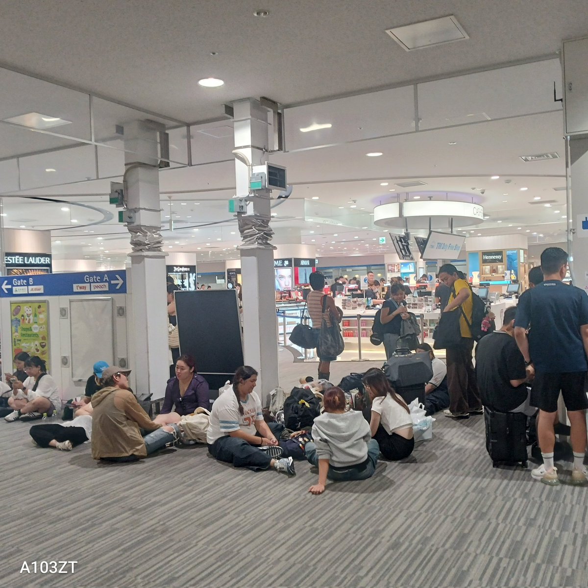 tabibitohero96's tweet photo. 東アジアの観光客でカオスな関西空港第2ターミナルからPeach🍑✈️で先ずはタイ🇹🇭へ出発！
出発前にも色々��ったけど取り敢えず日本を脱出出来て嬉しい🤭 https://t.co/J5DgO1inqb