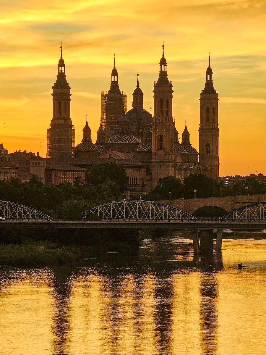 Atardecer para el recuerdo. 🤗 Martes 2 de septiembre en Zaragoza. 📸❤️
 #dstylezgz #Zaragoza
