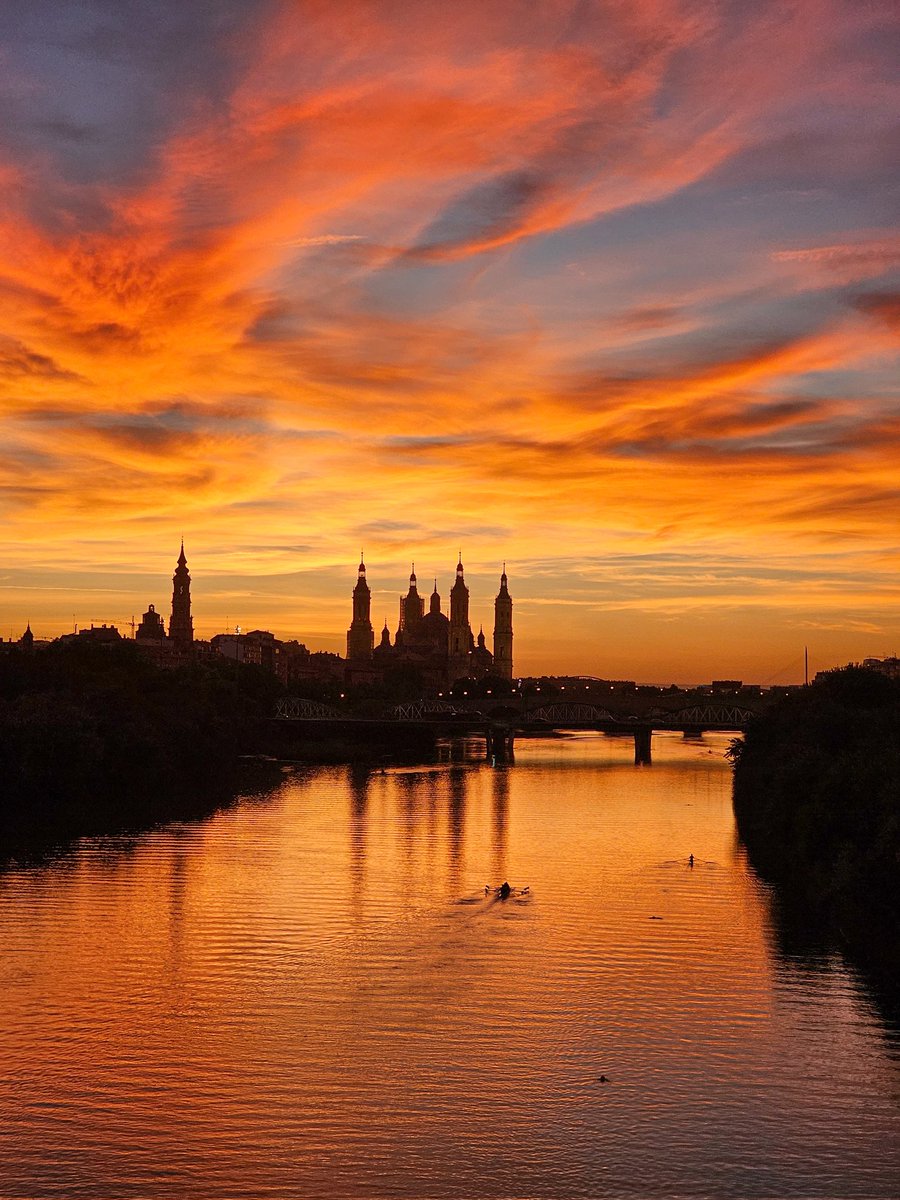 Atardecer para el recuerdo. 🤗 Martes 2 de septiembre en Zaragoza. 📸❤️
 #dstylezgz #Zaragoza