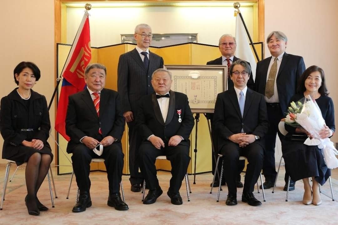 Баабар бол хувь хүний хувьд оршин тогтнох, хоолоо олж идэх л ажил хийдэг. Их зорилго байхгүй.  Түүнд Монголыг гэсэн сэтгэл хумхын тоосны хэмжээтэй ч байхгүй. Монголыг, монголчуудыг үгүйсгэж суух нь ХООЛОО ОЛЖ ИДЭХ арга зам..., өмхий харх мэт оршиж байдаг <a href="/Baabarniitlelch/">Baabar</a>