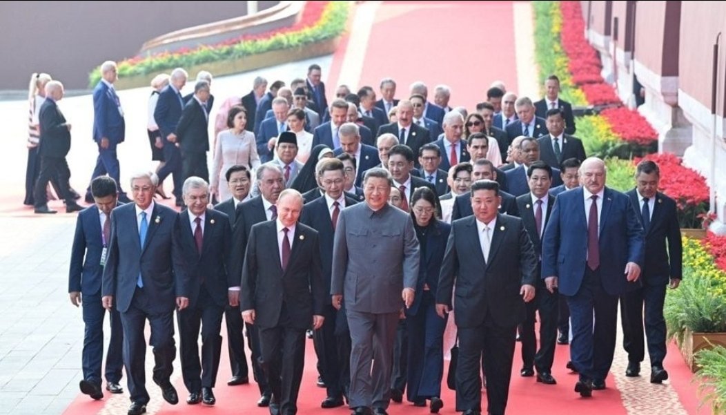 Šta je zajedničko za sve ove diktatore:
Svi ovi na ovoj slici su milijarderi...obični gradjani zemalja gde ovi vladaju su siromašni, sa platama nižim čak i od srpskih...Srbi žele da budu deo siromašnog sveta koji im je, btw, hiljadama kilometara daleko.. a ne žele da budu deo