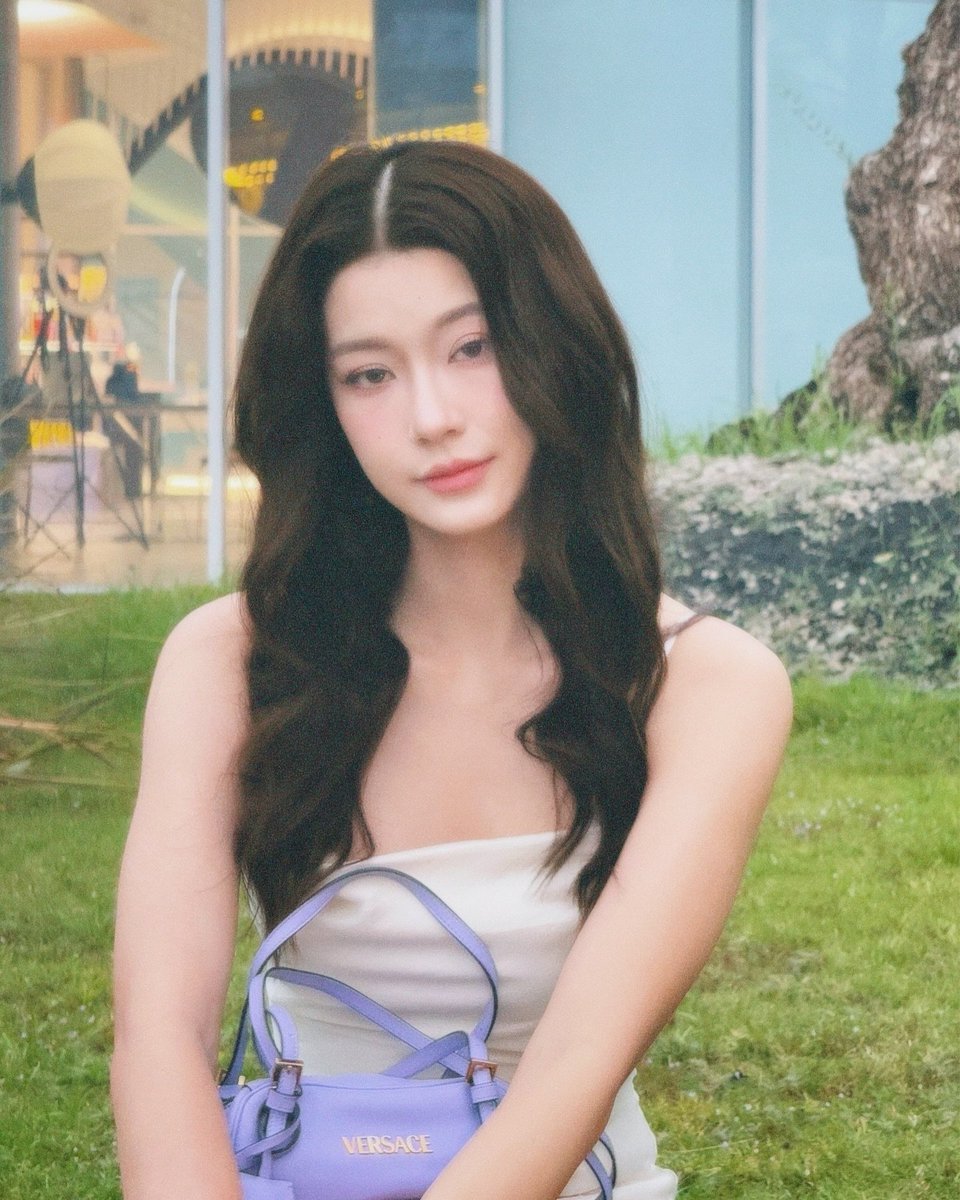 MiladyNamtan's tweet photo. #NAMTAN_STAGRAM

Sitting on the grass in a soft ivory dress, holding a lavender Versace bag close, with calm eyes and a gentle smile, framed by the greenery and evening light. This lavender bag touch feels like a quiet companion, adding elegance to a peaceful day like this. 🍇 https://t.co/d6g2ich4C9
