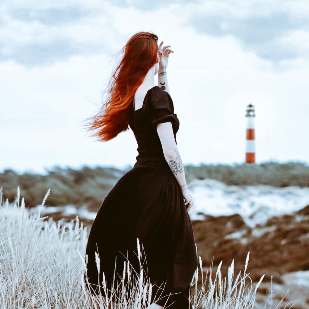Si alguien me preguntase cuándo son mis días favoritos, diría que cualquiera con una tormenta.

Ver como el cielo va cambiando a tonos grises, las nubes se vuelven oscuras, un trueno con su golpe explota la nube y el agua... ¡ay el agua! cae con fuerza, creando su música...