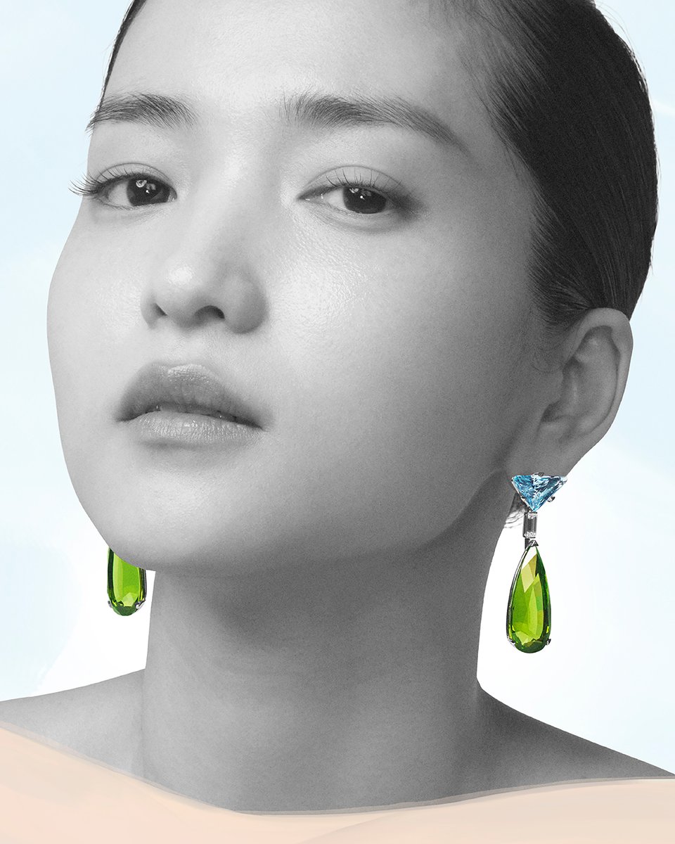 Prada's tweet image. Intense colors, timeless shapes, Prada dichotomies. Brand Ambassador Kim Tae-ri wears the aquamarine and peridot gemstones: their hues are combined in the Prada Fine Jewelry Couleur Vivante collection.
Discover more at: tinyurl.com/37w869zx

Creative Directors: #MiucciaPrada…