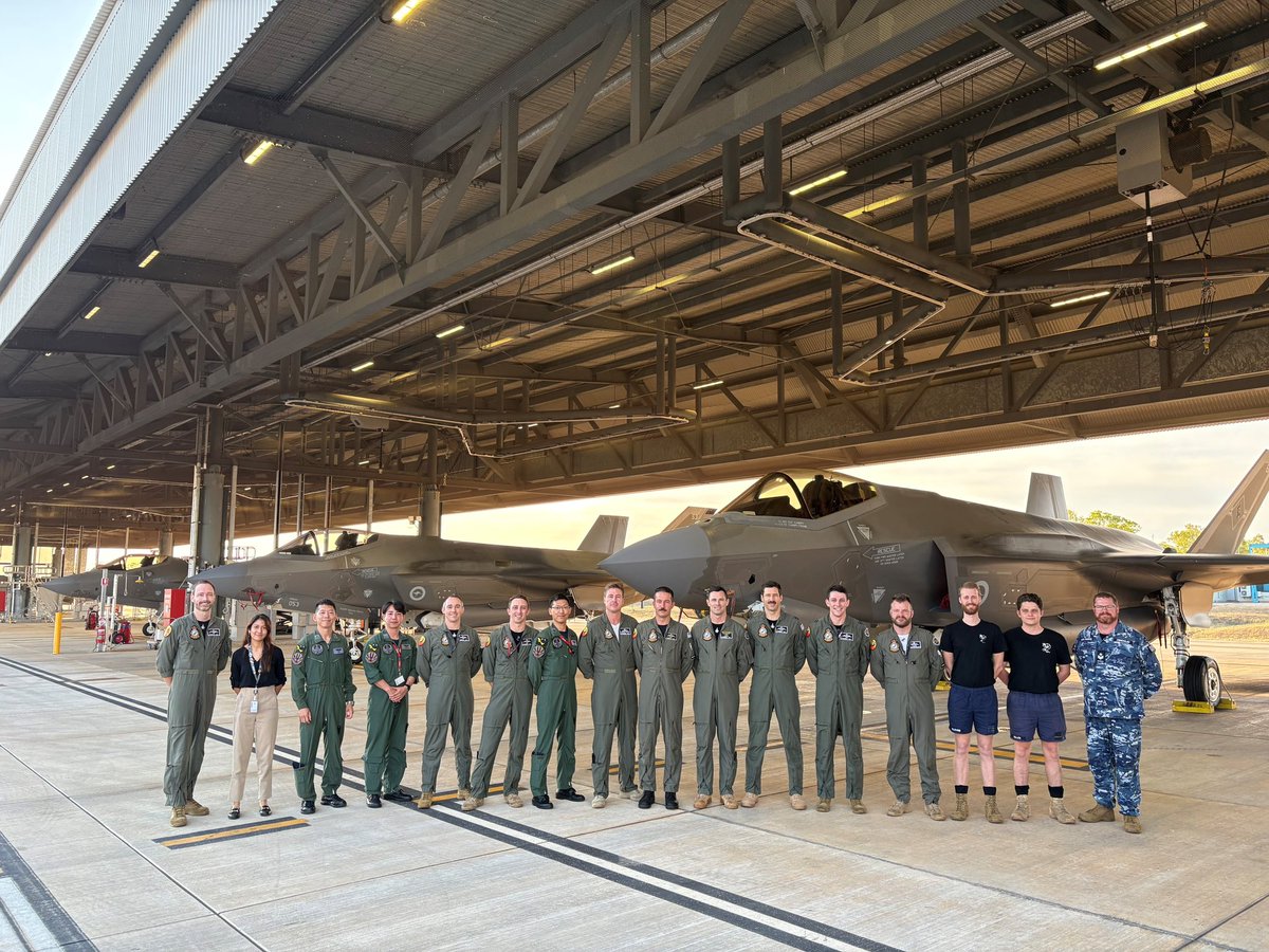 n*1様 ❤貴重品❤ベトナム時代✨NATOPS 計器飛行マニュアル✨アメリカ海軍 チューダー フランス海軍特殊部隊との密接な関係を表すモデル ぺ