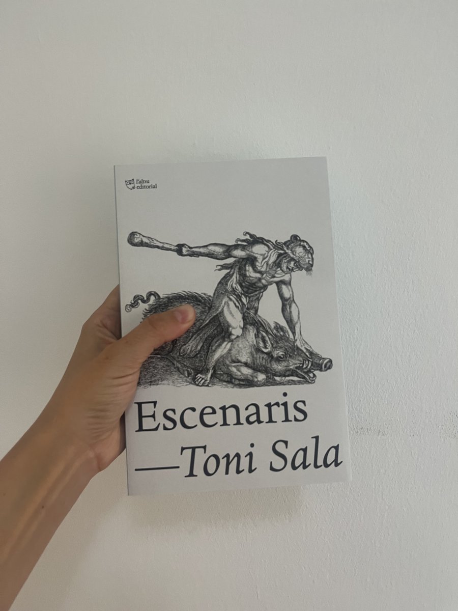 Ja tenim a totes les llibreries «Escenaris», la novel·la que tanca la “trilogia del mort” d’en <a href="/ToniiSala/">Toni Sala</a>. També parla sobre el teatre, la vocació, la solitud i l’aïllament i els vincles inesperats entre les persones.

La presentem dijous a <a href="/casadeculturagi/">Casa Cultura Girona</a>!