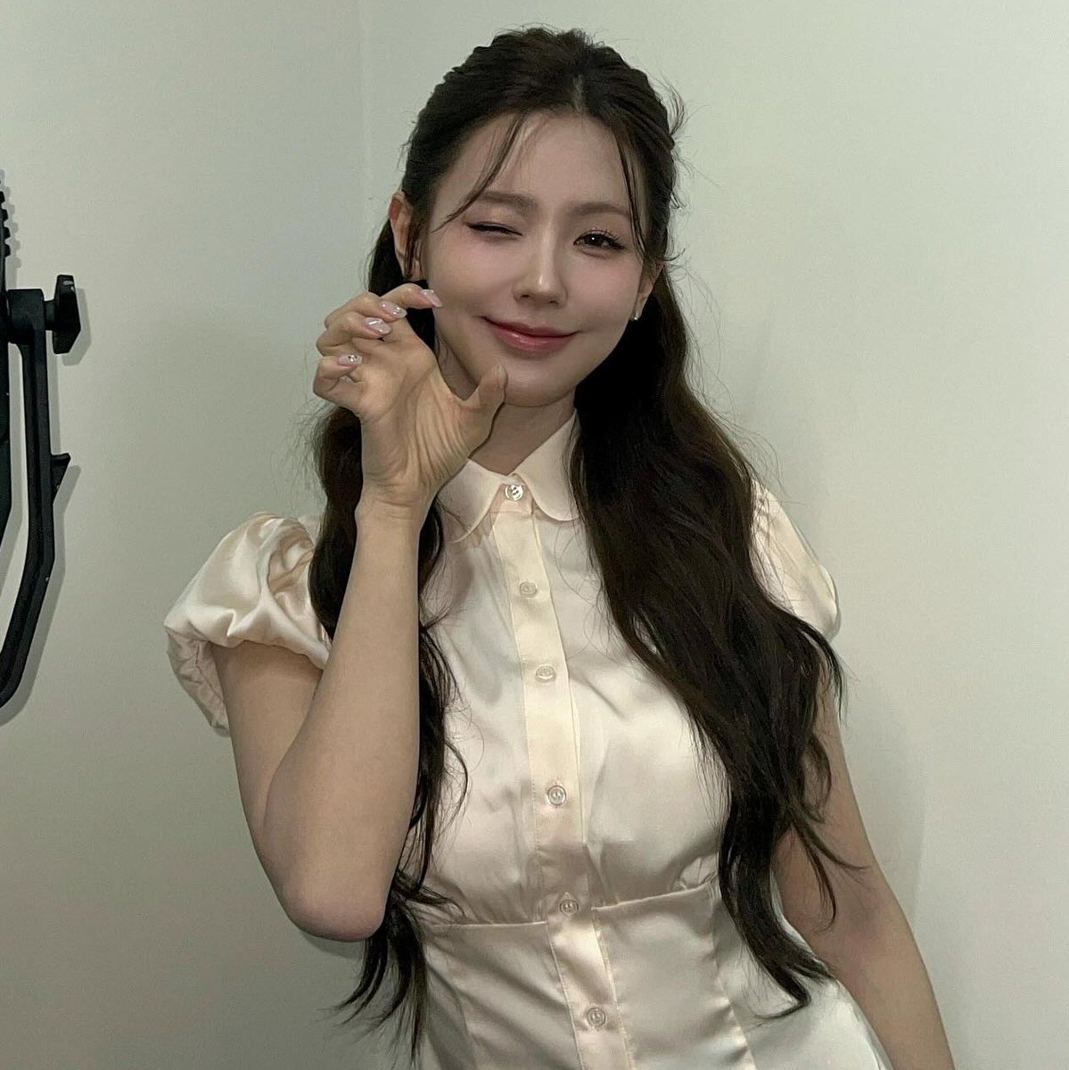 searchmiyeon's tweet photo. she <3 https://t.co/OuLA0h9eqD