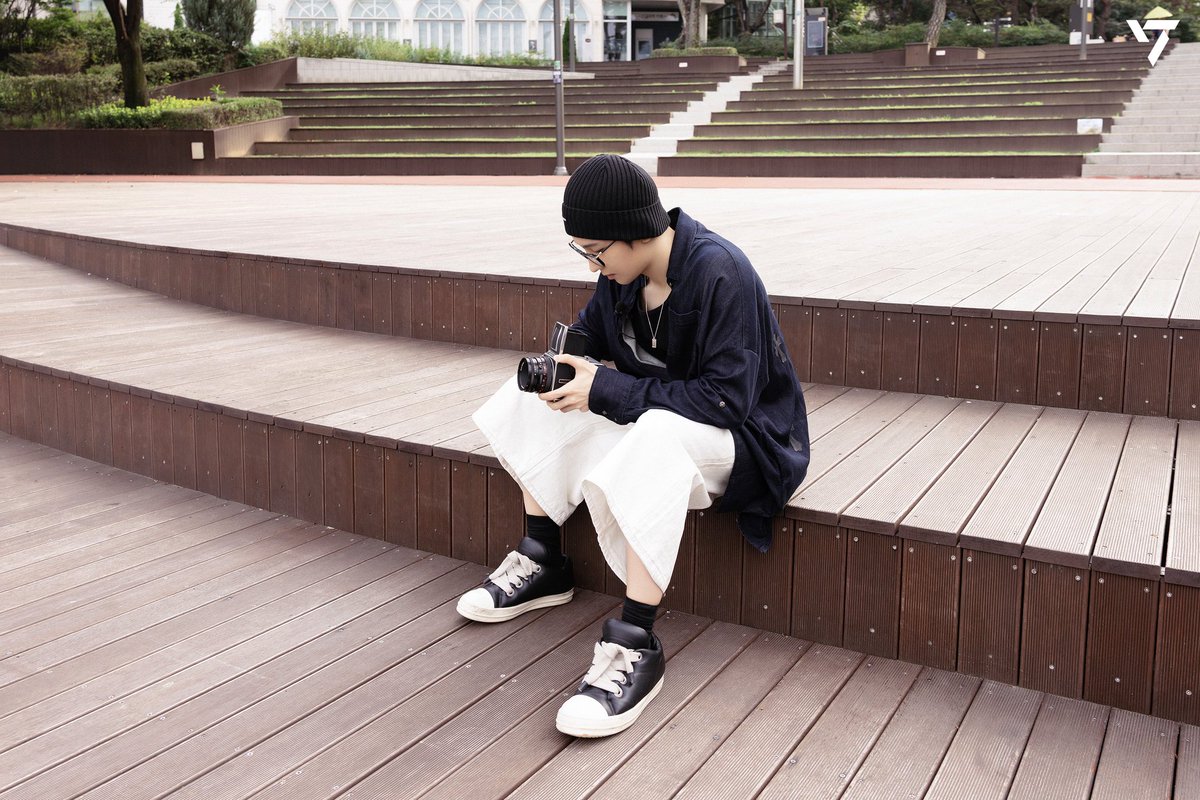 The leaves swaying quietly in the wind, the flowers leaning toward the sun, the path that feels endless yet comforting. Each detail becomes a story worth capturing, and each frame holds a reminder that time is always moving, even in the stillest of moments.