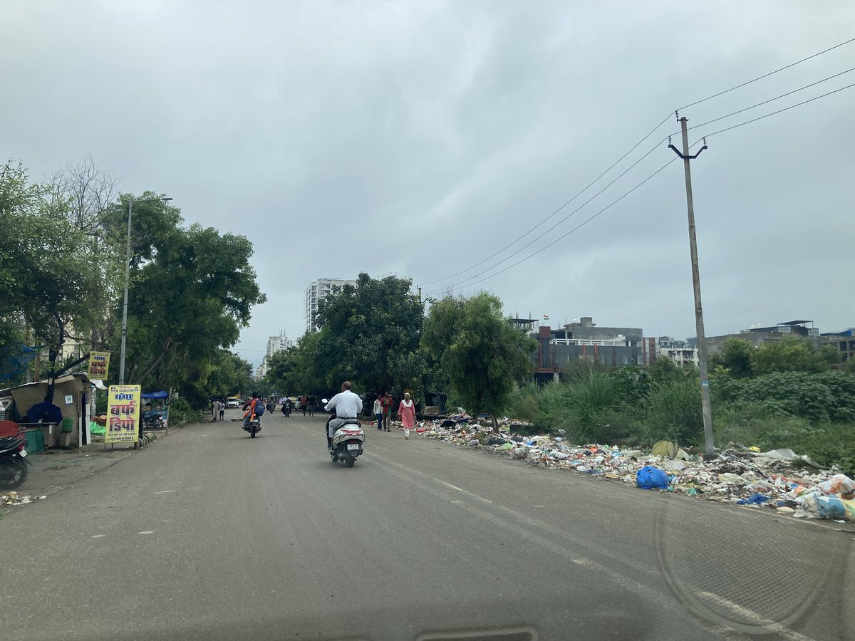 purvkalyansangh's tweet photo. महोदय, @dm_ghaziabad @gdagzb @CMOfficeUP @kpmaurya1 निवेदन है की राजनगर एक्सटेंशन, गाजियाबाद की लचर व्यवस्था को सुधार कर यहाँ के निवासियों को असुविधाओं से मुक्ति दिलायें। टूटी सड़कें,रोड पर कूड़ा,दूषित जल, जाम अन्य समस्यायें अब विकराल रूप ले चुकी हैं। https://t.co/waaXRbUlfh