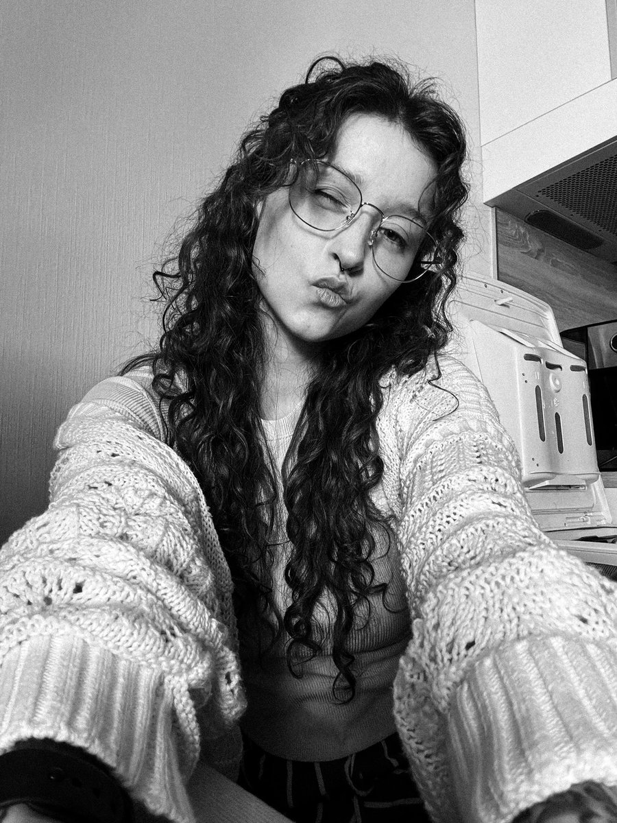 Это я, совсем не унываю и верю, что скоро найду ту самую работу мечты ✨🥹 
Очень благодарна всем за поддержку и хорошие слова, вы все такие лапочки ❤️🥹