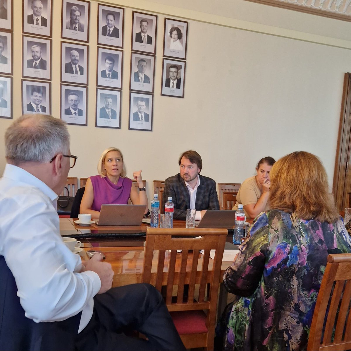 Vērtīga pieredzes apmaiņa par MI rīku izmantošanu ikdienas darba efektivizācijai.
Iespējas plašas, pielietojuma intensitāte– dažāda: no manuālā darba automatizācijas līdz sistēmisku procesu maiņai. Interesanti arī jaunie pilotprojekti.
@ValstsKase <a href="/vid_gov/">VID</a> <a href="/CFLA_gov_lv/">CFLA</a> <a href="/Finmin/">Finanšu ministrija</a>