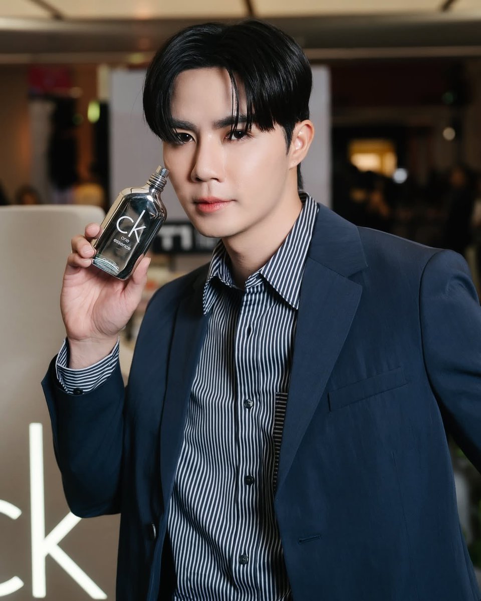 SasinuchSs's tweet photo. หล่อมากกกก พี่ซีหล่อมากๆๆๆ ผมจะวูบบบ
😎💙✨
#CKFragrance #CalvinKleinTH #CKOneEssence #CKFragranceEndorserZee #CentralBeautyAwards2025 #ZeePruk https://t.co/tn7muJKWpp