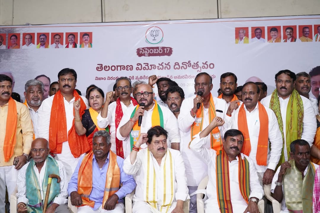 BJP4Telangana's tweet image. తెలంగాణ స్వాతంత్ర్య సమరయోధులను సన్మానించిన బిజెపి రాష్ట్ర అధ్యక్షులు శ్రీ @N_RamchanderRao గారు.

నిజాం రజాకార్ల నిరంకుశ పాలనకు వ్యతిరేకంగా వీరోచితంగా పోరాడిన నేల... మన నల్గొండ జిల్లా చిట్యాల మండలంలోని గుండ్రాంపల్లి గ్రామం.

నల్గొండ జిల్లా బిజెపి అధ్యక్షులు డాక్టర్ @VarshithNagam…