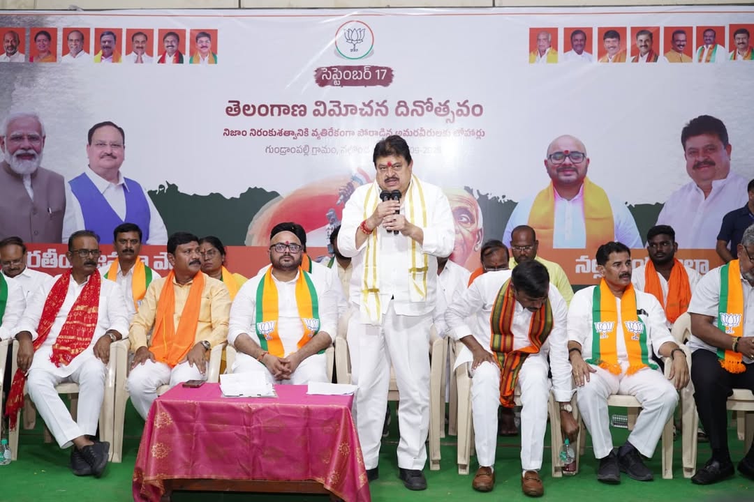 BJP4Telangana's tweet image. తెలంగాణ స్వాతంత్ర్య సమరయోధులను సన్మానించిన బిజెపి రాష్ట్ర అధ్యక్షులు శ్రీ @N_RamchanderRao గారు.

నిజాం రజాకార్ల నిరంకుశ పాలనకు వ్యతిరేకంగా వీరోచితంగా పోరాడిన నేల... మన నల్గొండ జిల్లా చిట్యాల మండలంలోని గుండ్రాంపల్లి గ్రామం.

నల్గొండ జిల్లా బిజెపి అధ్యక్షులు డాక్టర్ @VarshithNagam…
