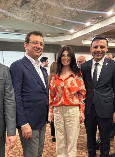 özlem erkan.
chp istanbul'a kayyum atanmasına neden olan şikayeti yapan kişi. 
kongre yapıldığında usulsüzlüğü fark etmemiş, imamoğlu ve özgür çelik'le bu kadar yakınken usulsüzlüğü anlamamış. iki yıl sonra anlamış ve şikayette bulunmuş.