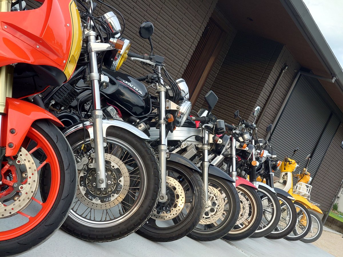 cb1_yuta's tweet photo. 今まで全部並べたこと無かったけど
改めて並べてみると壮観だな
#XSR900GP #zephyr750rs #CB400SF
#Wolf250 #VT250spada #GN125H 
#CD125T #cub110 #littlecub https://t.co/mKeWe8EiPZ