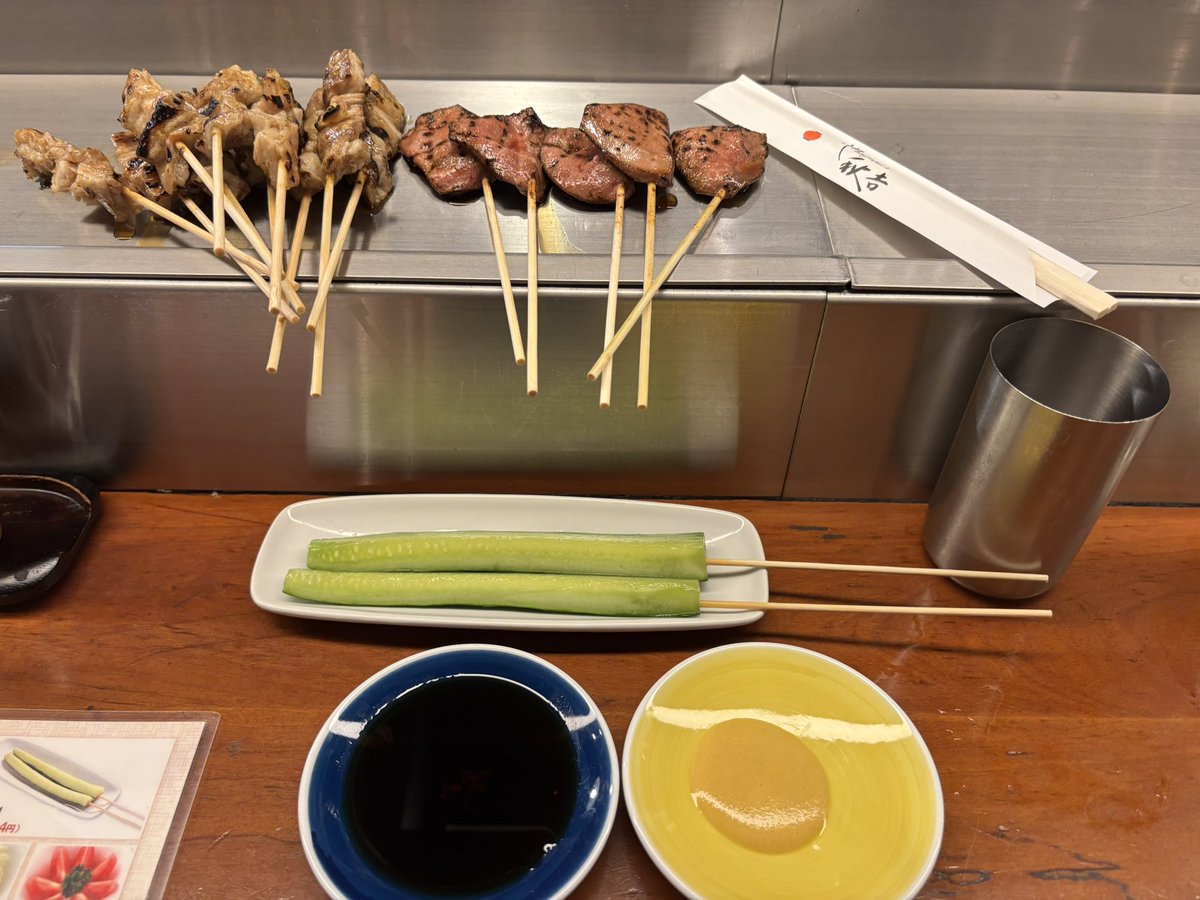 羽田空港の乗り継ぎ時間が長く調査前の最後の食事に街に出没。そのお店は「秋吉」❗️福井の焼き鳥屋さん😃👍これがめちゃくちゃうまい‼️調査の前に福井に思いを馳せておいしい焼き恐竜（鳥）を。恐竜博物館に行った際はぜひ食べに行ってください。しろ20❗️
#ふくいブランド大使のお仕事