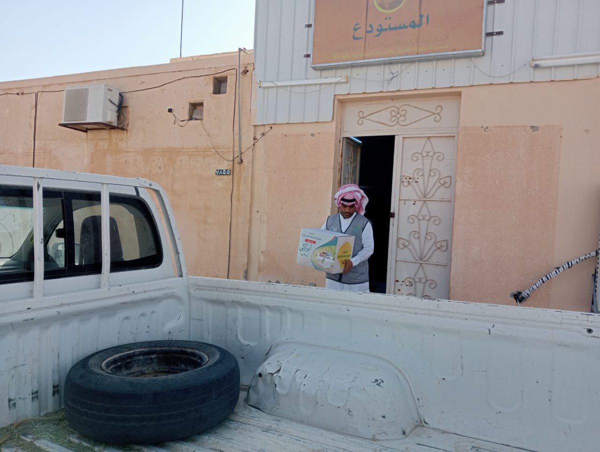 قامت #الجمعية_الخيرية_بالعويقيلة 
بتوزيع سلال غذائية مقدمة من #ابو_تركي  
على الاسر المستفيدة لديها و نسأل الله أن يجعلها فى ميزان حسناته