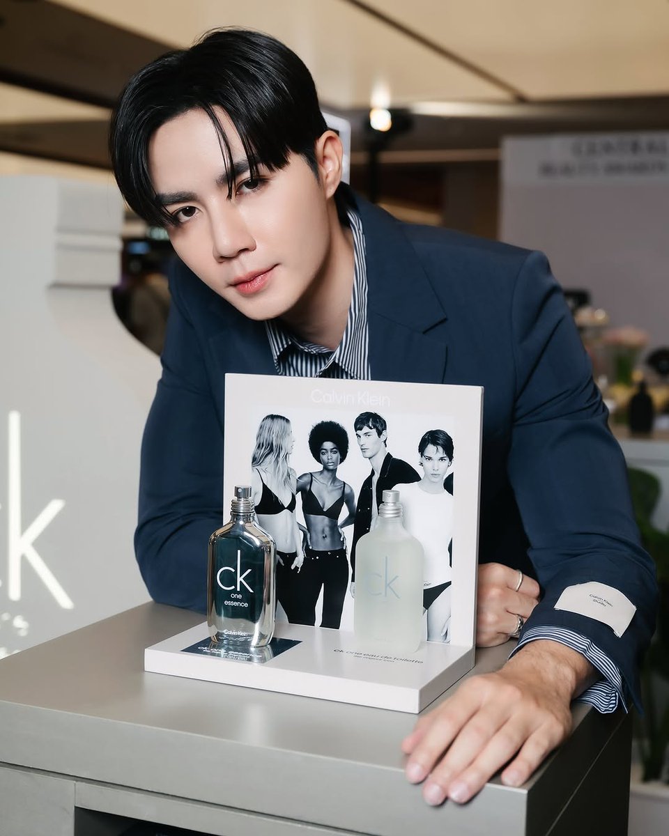 SpmMod's tweet photo. IG 🐕 zeepruk
:") 3/9/25
@CalvinKlein #CKFragrance #CalvinKleinTH #CKOneEssence #CKFragranceEndorserZee #CentralBeautyAwards2025
🖇️ https://t.co/TEaO4Szdln
@zee_pruk #ZeePruk #ซีพฤกษ์
#Zunshine #ZeeNuNew 🌊🐺🌻🌅🐜 https://t.co/tDK7eIQBXq