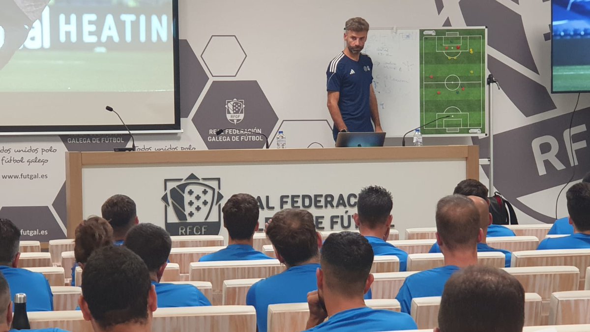 🙌 EN MARCHA o CURSO FEDERATIVO DE ESPECIALISTA EN ADESTRAMENTO DE PORTEIROS DE FÚTBOL NACIONAL C

🧤 Manu Sotelo, adestrador de porteiros do Brentford FC da Premier League, é o director desta iniciativa formativa que arrincou en Vigo

➡️ Primeira sesión sobre contidos técnicos e