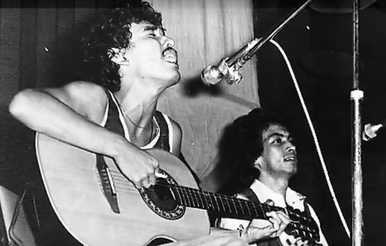 Iwan Fals Diinterogasi Tentara Gara-gara Lagu Mbak Tini

Hari ini dalam sejarah, 3 September 1961, Virgiawan Listanto yang terkenal dengan nama panggung Iwan Fals lahir di Jakarta. Dia seorang penyanyi dan pencipta lagu yang lagu-lagunya sarat kritik terhadap kekuasaan.